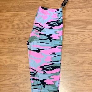 Camouflage pink capris